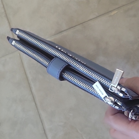 MICHAEL KORS LEATHER CELLPHONE HOLDER WALLET CLUTCH - Picture 7 of 17